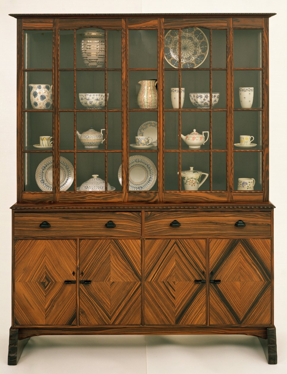 Peter Waals (1870-1937) által tervezett könyvespolc Ernest Gimson nyomán, Ernest Smith, 1936-77 (ébenfa) alkotó: Peter van der Waals