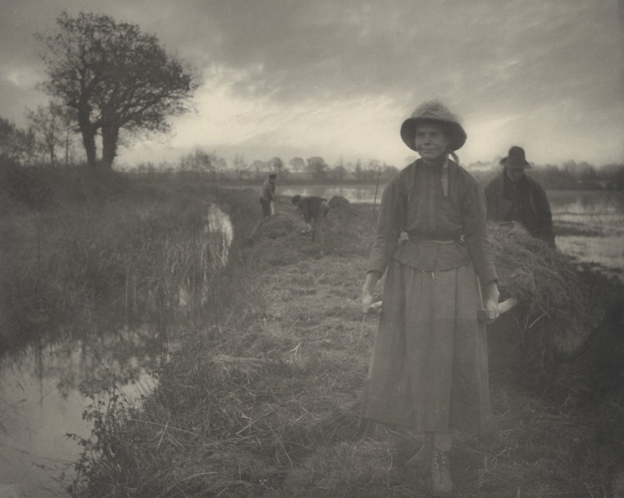 Poling the Marsh Hay, 1886. Alkotók: Dr. Peter Henry Emerson, Thomas Frederick Goodall. alkotó: Peter Henry Emerson, Thomas Frederick Goodall