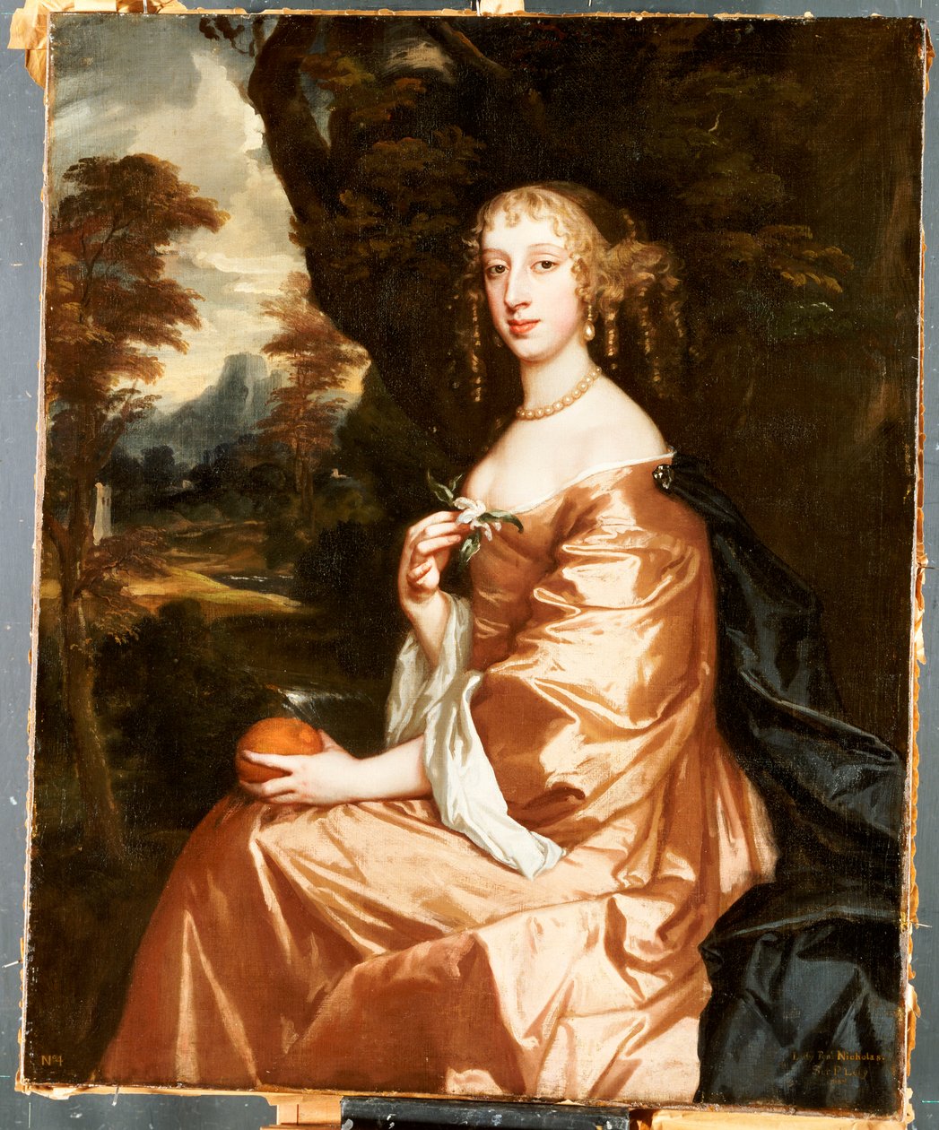 Lady Penelope Nicholas portréja, aki egy narancsot tart a tájban alkotó: Peter Lely
