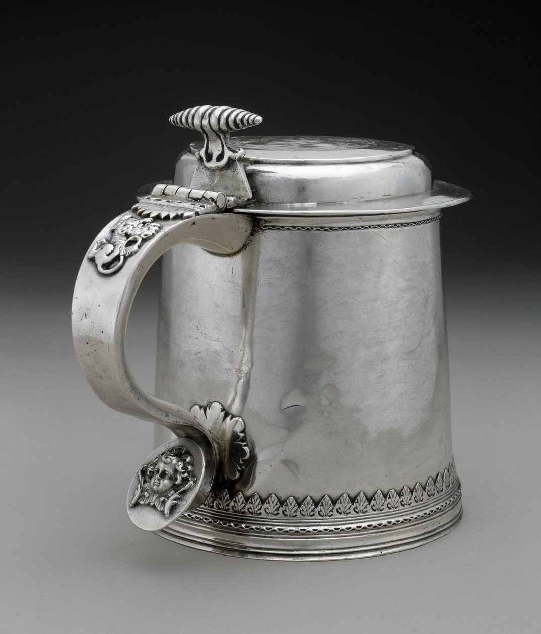 Tankard, c. 1710 (ezüst) alkotó: Peter Van Dyck