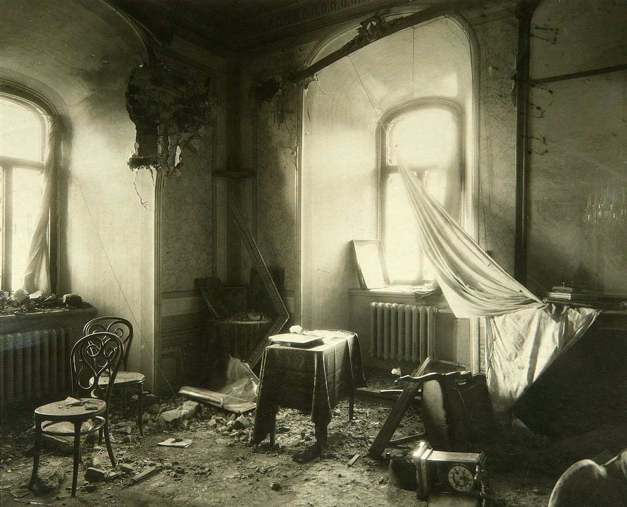 1917-es orosz forradalom: A moszkvai Kremlben található Chudov-kolostor belseje az 1917. novemberi bombázás után. Pjotr ​​Petrovics Pavlov (1860-1925) fényképe alkotó: Petr Petrovich Pavlov