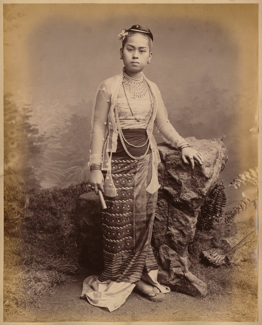 Fiatal burmai lány, 1875 körül (albumnyomat) alkotó: Philip Adolphe Klier