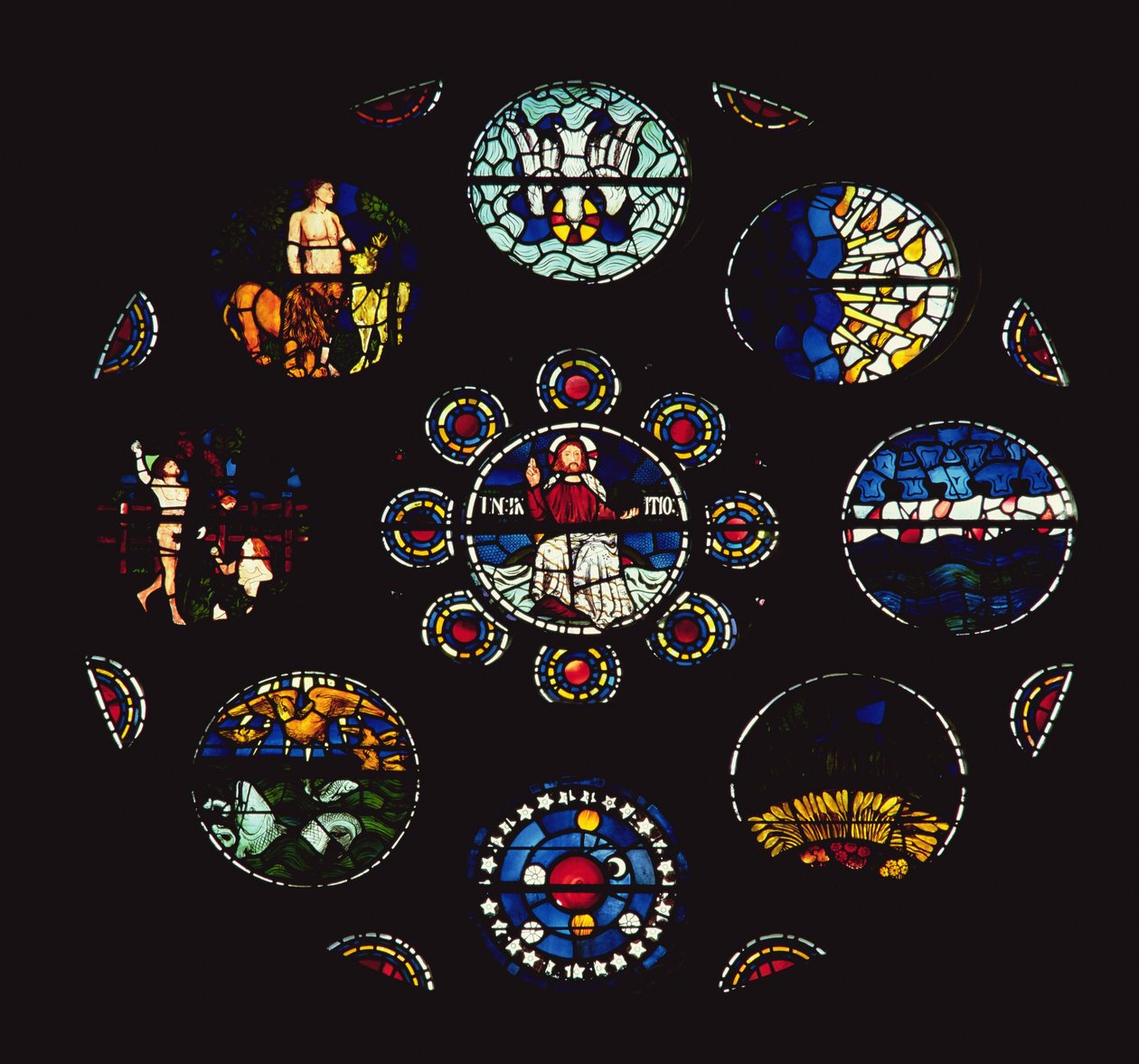 Rózsaablak (ólomüveg) alkotó: Philip Webb