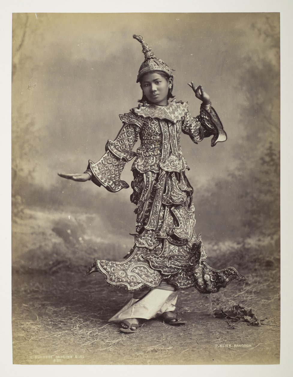 Burmai táncos lány, Burma kilátásai alkotó: Philip Adolphe Klier