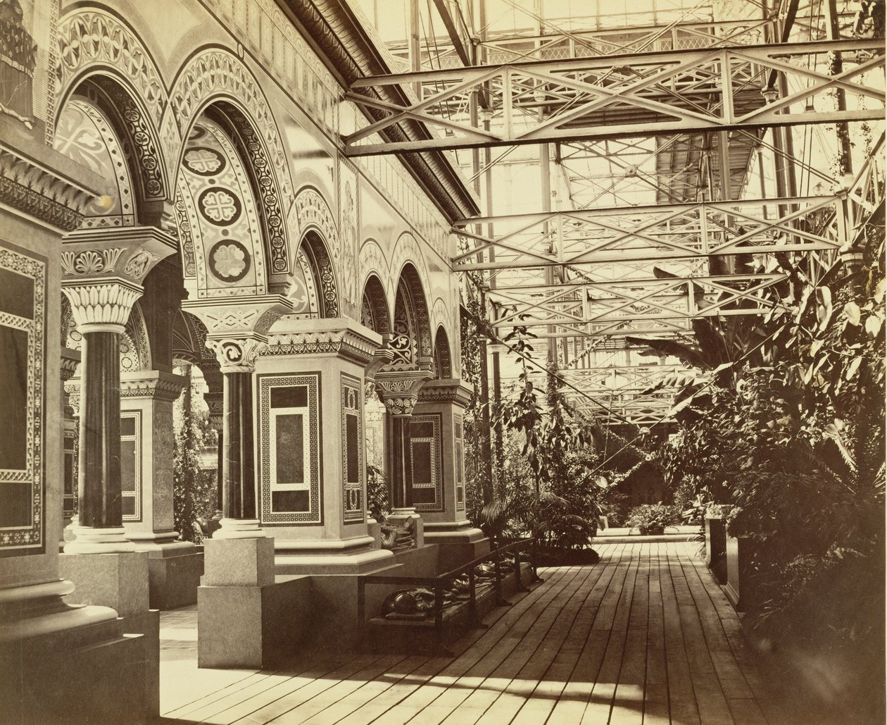 Sydenham: Crystal Palace, bejárat a bizánci udvarba, 1854 alkotó: Philip Henry Delamotte