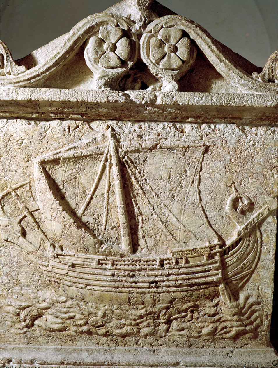 A hajó szarkofág részlete, szidoni kőből alkotó: Phoenician