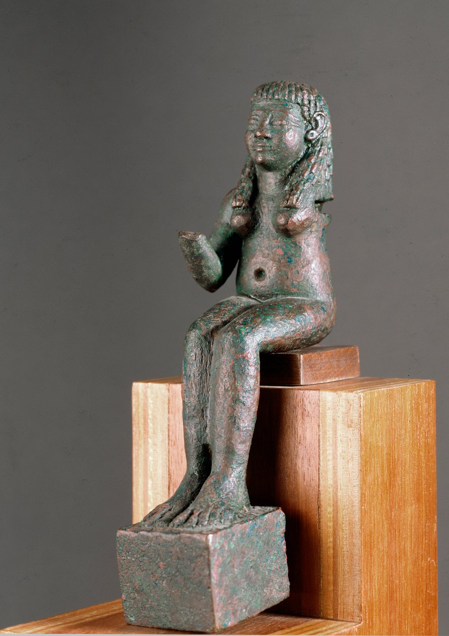 Föníciai művészet: Astarte istenség ábrázolása. Bronz szobor a Kr.e. 7. századból. A spanyolországi Carambolo szentélyből. Homályos. 16 cm Sevilla, Régészeti Múzeum alkotó: Phoenician