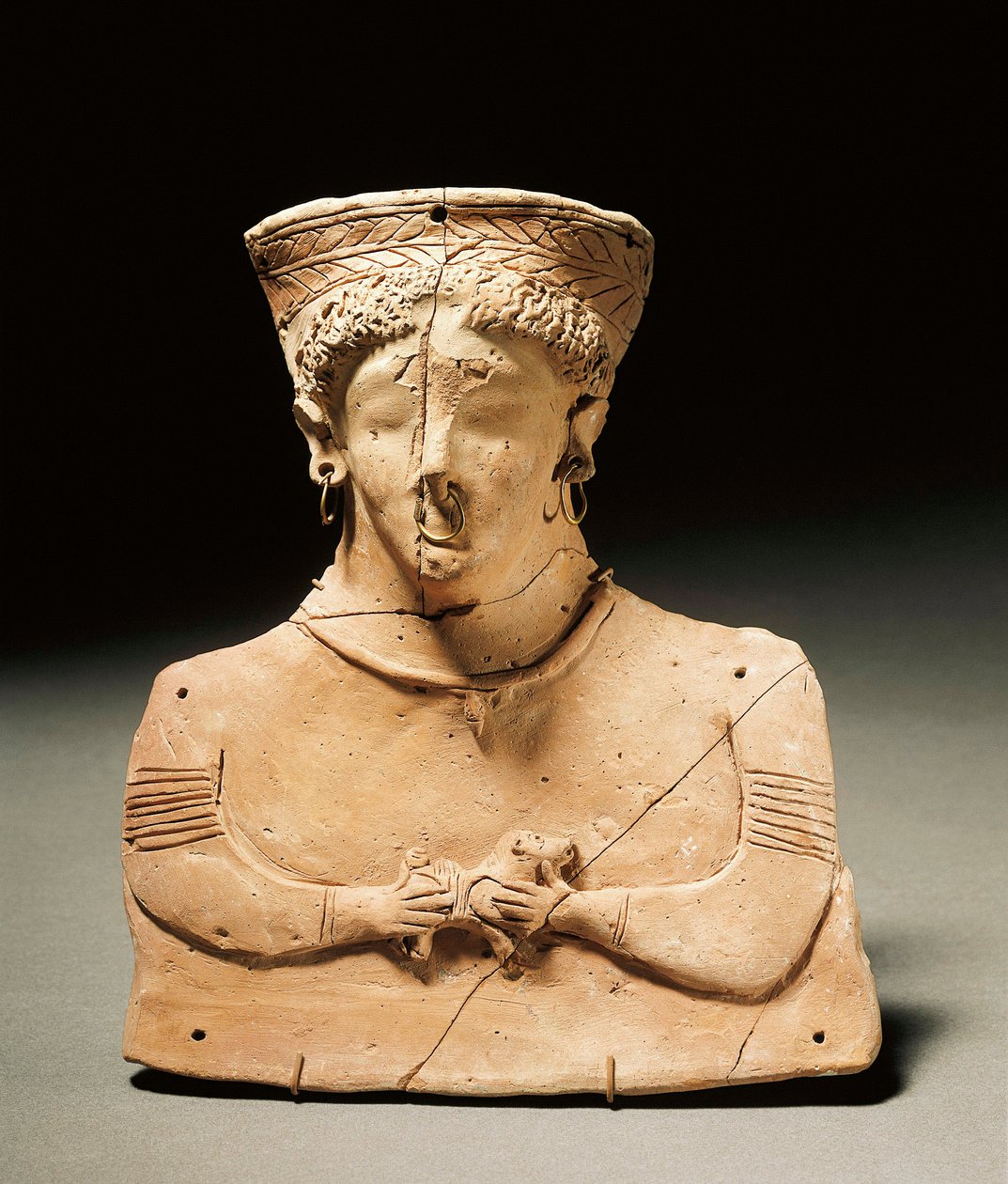 Föníciai művészet: az isteni Tanit ábrázoló terrakotta szobor, áttört fülek és orr. Kr.e. 3-2. Madrid, Museo Arqueologico Nacional alkotó: Phoenician