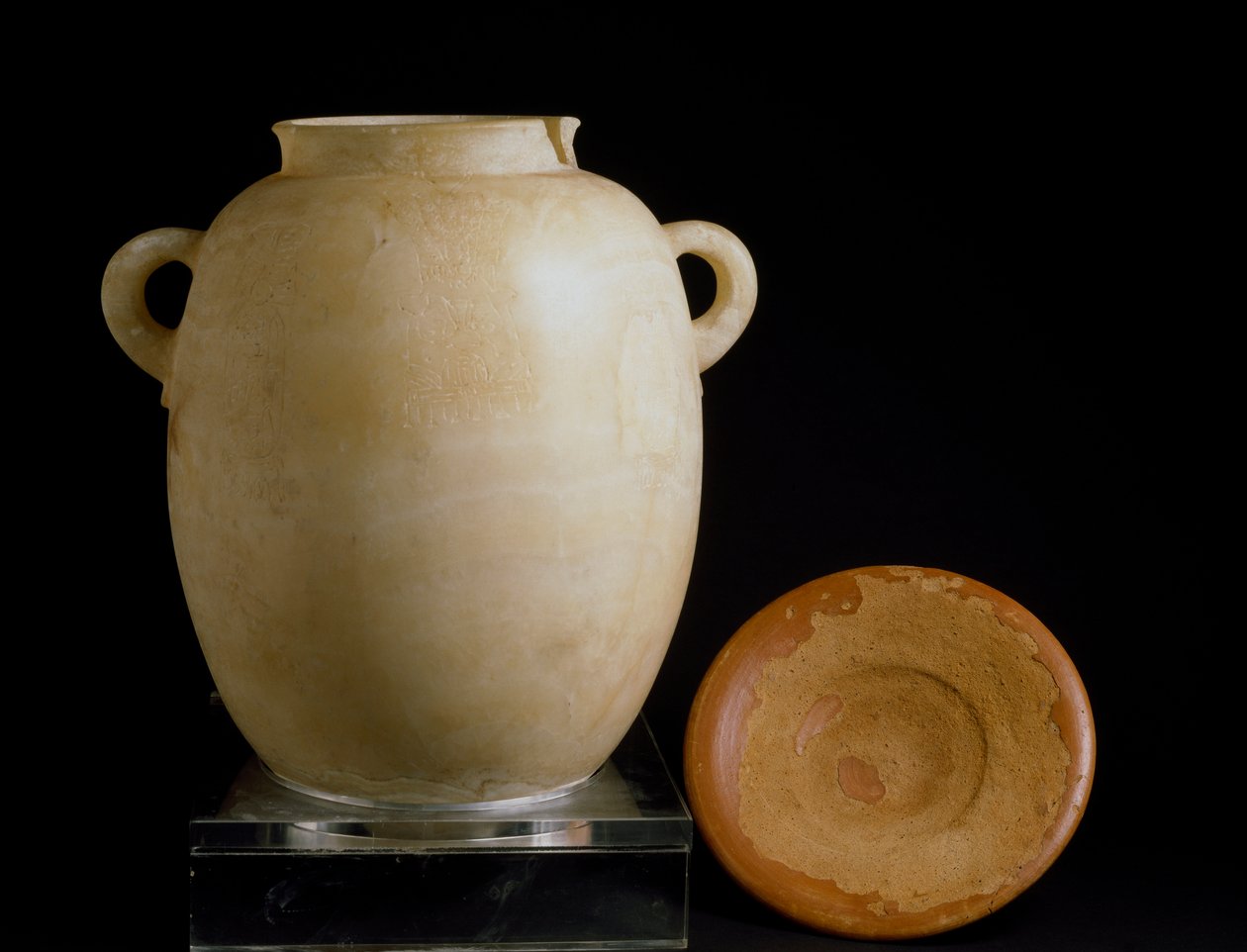 Föníciai civilizáció: alabástrom urna és agyaglemez Laurita helyéről. Kr.e. 7. század. Museo Arqueologico, Granada, Spanyolország alkotó: Phoenician