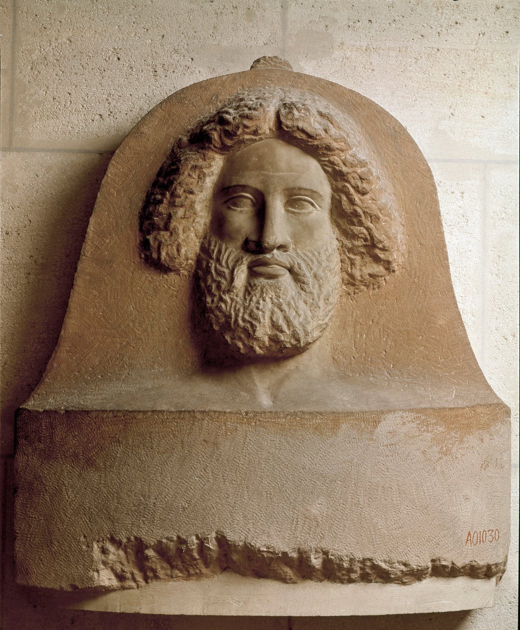A föníciaiak civilizációja: egy föníciai szarkofágra faragott emberfej. Kr.e. 4. század. Márvány domborműves harisnya. Homályos. 80 cm Párizs, Louvre Múzeum alkotó: Phoenician Phoenician