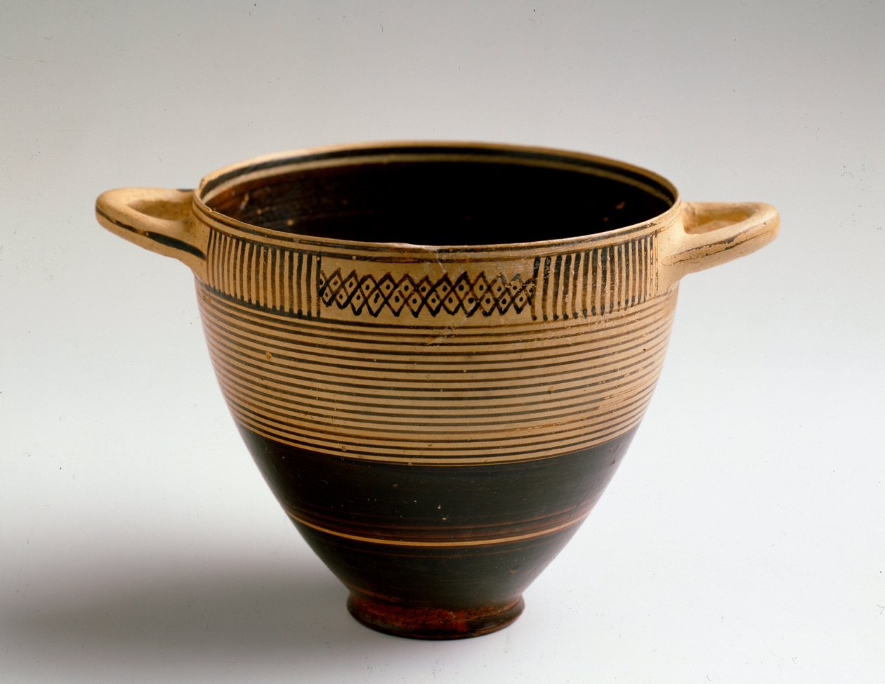 Föníciai művészet: Kotyl típusú festett agyagba vágva. Laurie-tól (Almunecar Spanyolországban) Dim. 8x9,2 cm Granada, Régészeti Múzeum alkotó: Phoenician Phoenician