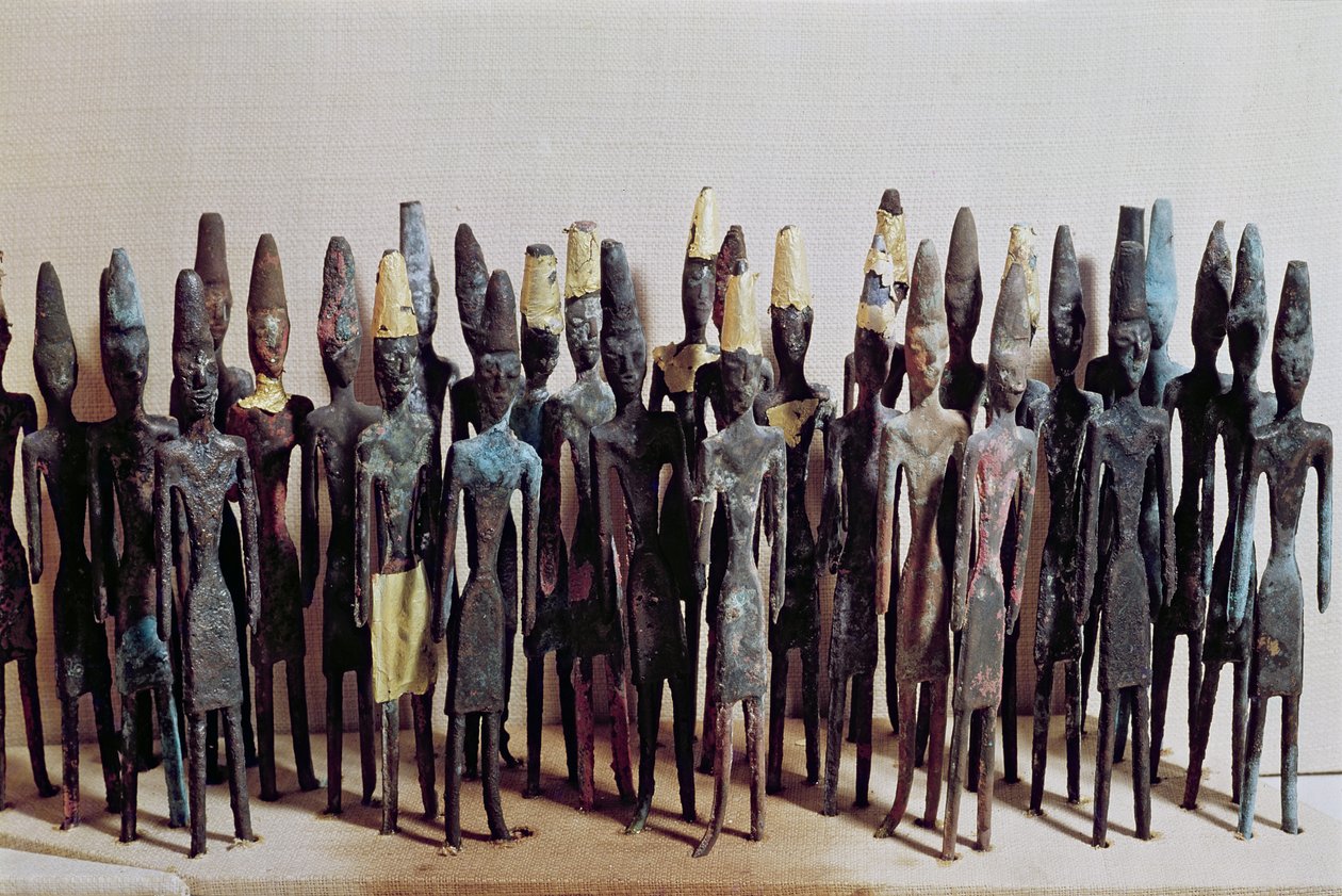 Szobrokat kínál az obeliszkek templomából, Byblosból (arany és bronz) alkotó: Phoenician School