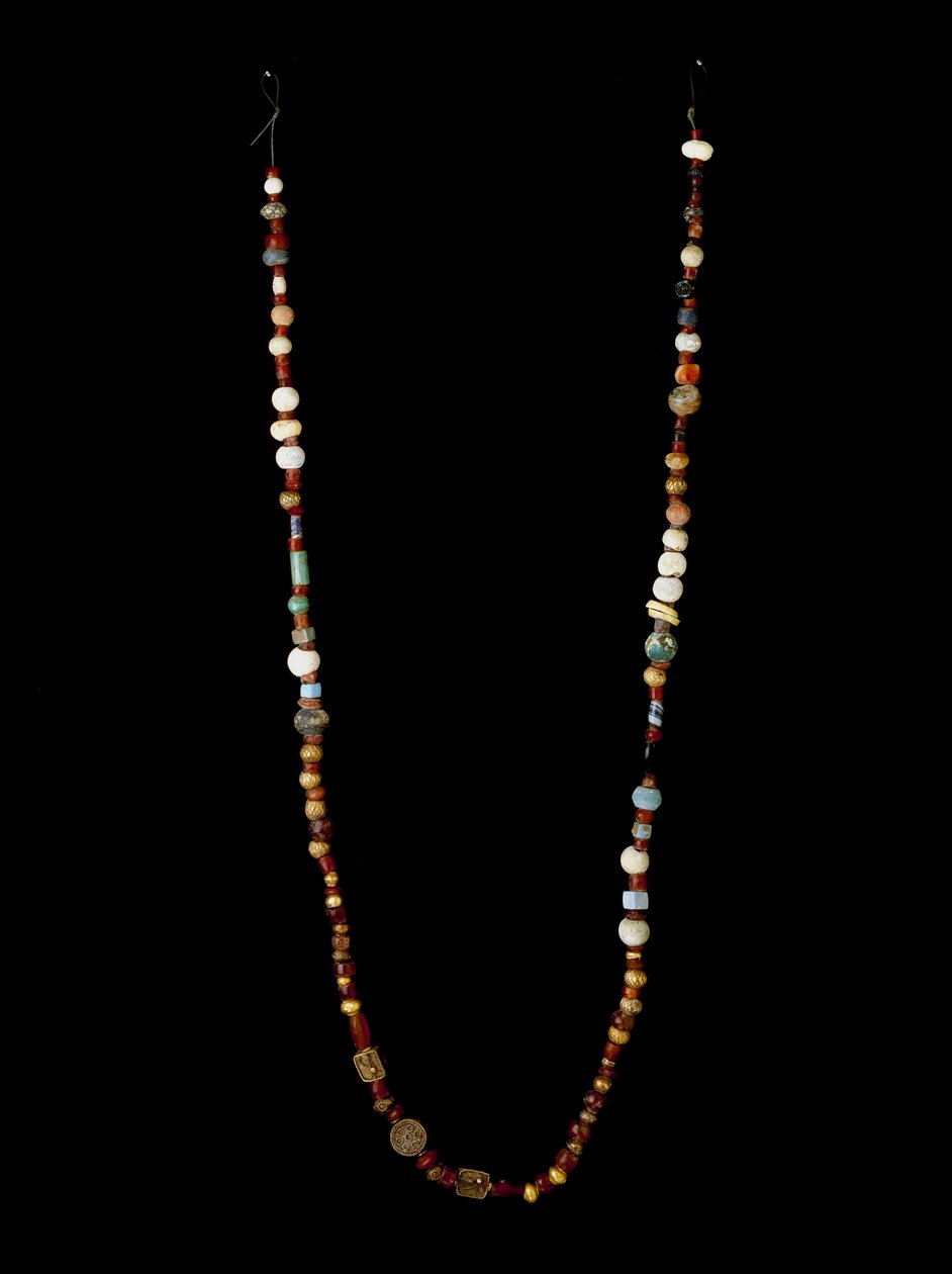 Föníciai civilizáció: nyaklánc aranyból, ezüstből, karneolból és üvegpasztából. Homályos. 97 cm Kr.e. 6. századi Cartagenai Múzeum, Spanyolország alkotó: Phoenician School