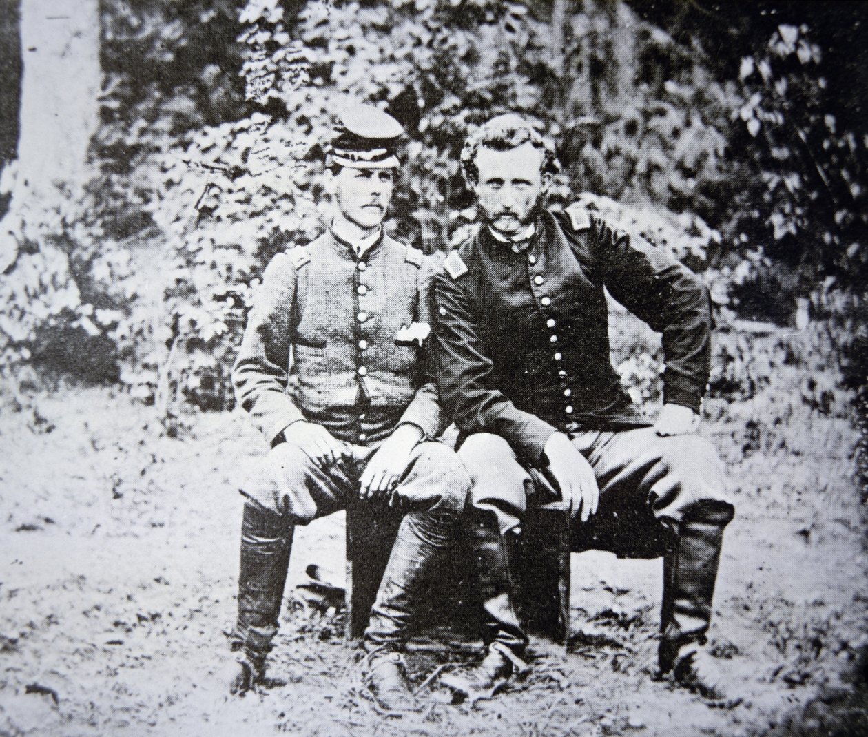 George A. Custer hadnagy (1839-1876) portréja (kalap nélkül) hadifogolyként, a Konföderációs Hadsereg Washington hadnagyával, 1862 májusában készült (f/w fotó) alkotó: Photographer American