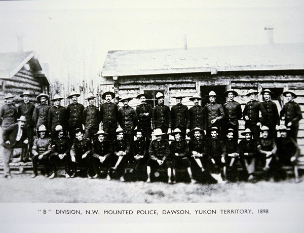 Az északnyugati lovasrendőrség „B” osztálya Dawsonban, Yukon Területen, az 1898-as aranyláz idején (f/w fotó) alkotó: Photographer Canadian