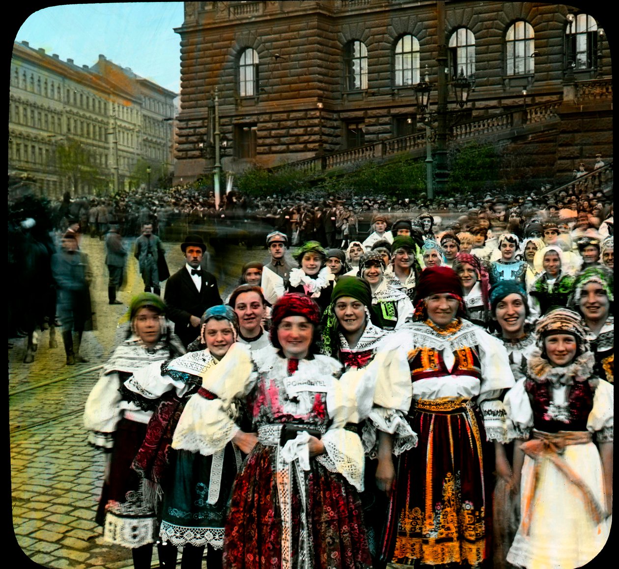 Fiatal nők népviseletben, Vencel tér, Prága, Csehszlovákia, 1921 körül (fotó) alkotó: Photographer Czech