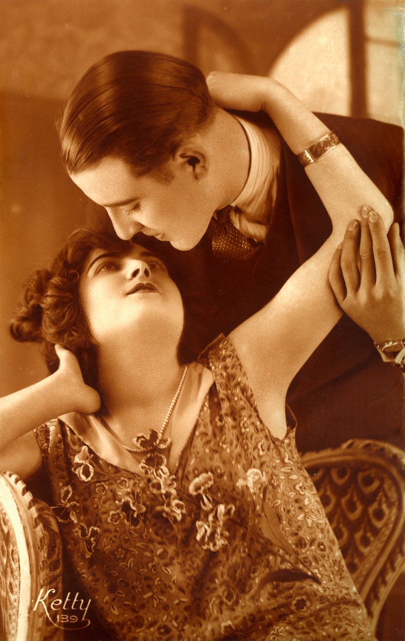 1920-as évek francia pár ölelése alkotó: Photographer French
