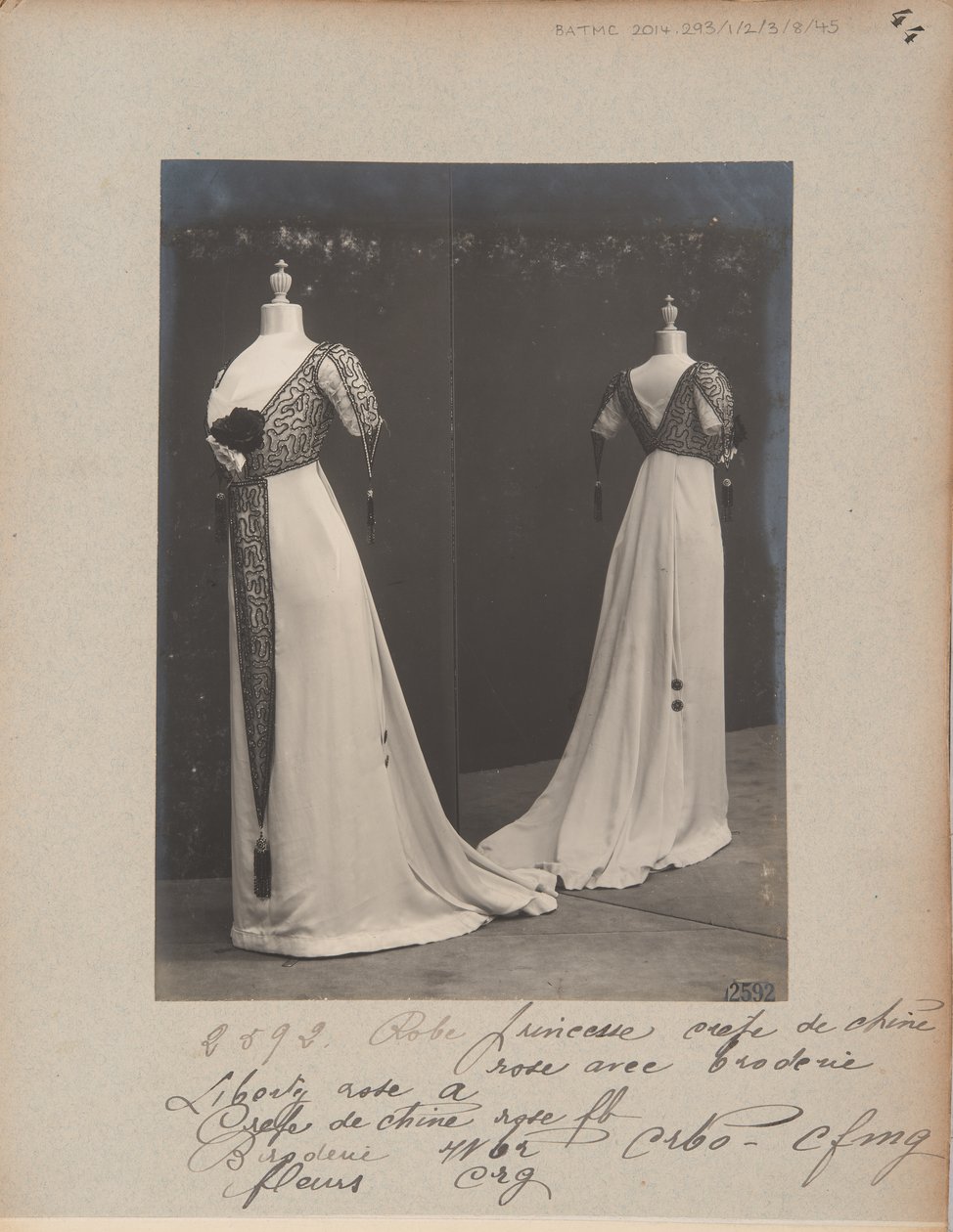 Album oldal: House of Worth, estélyi ruha alkotó: Photographer French