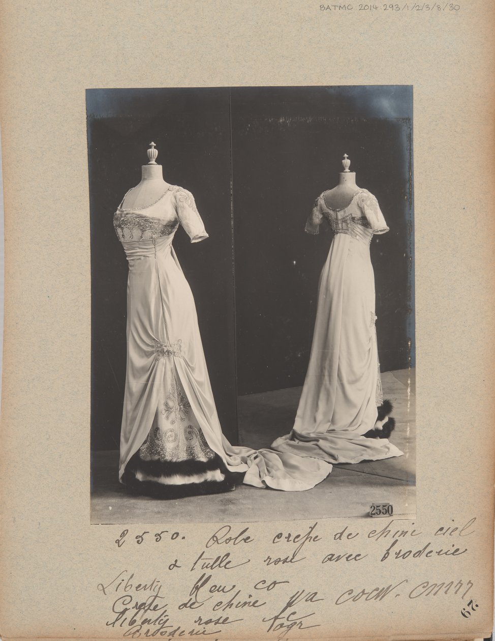 Album oldal: House of Worth, estélyi ruha alkotó: Photographer French