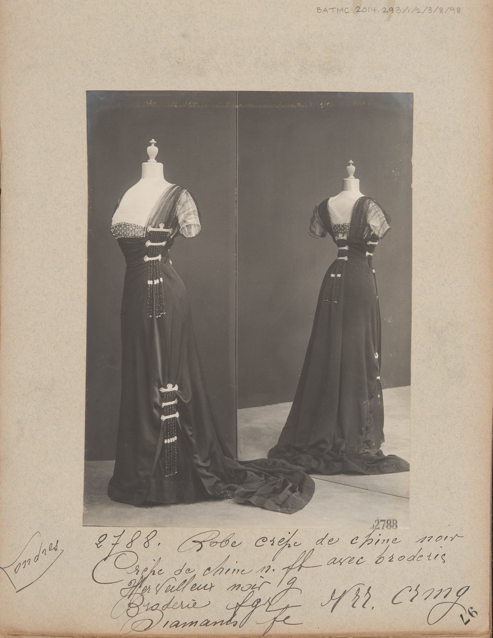 Album oldal: House of Worth, estélyi ruha alkotó: Photographer French