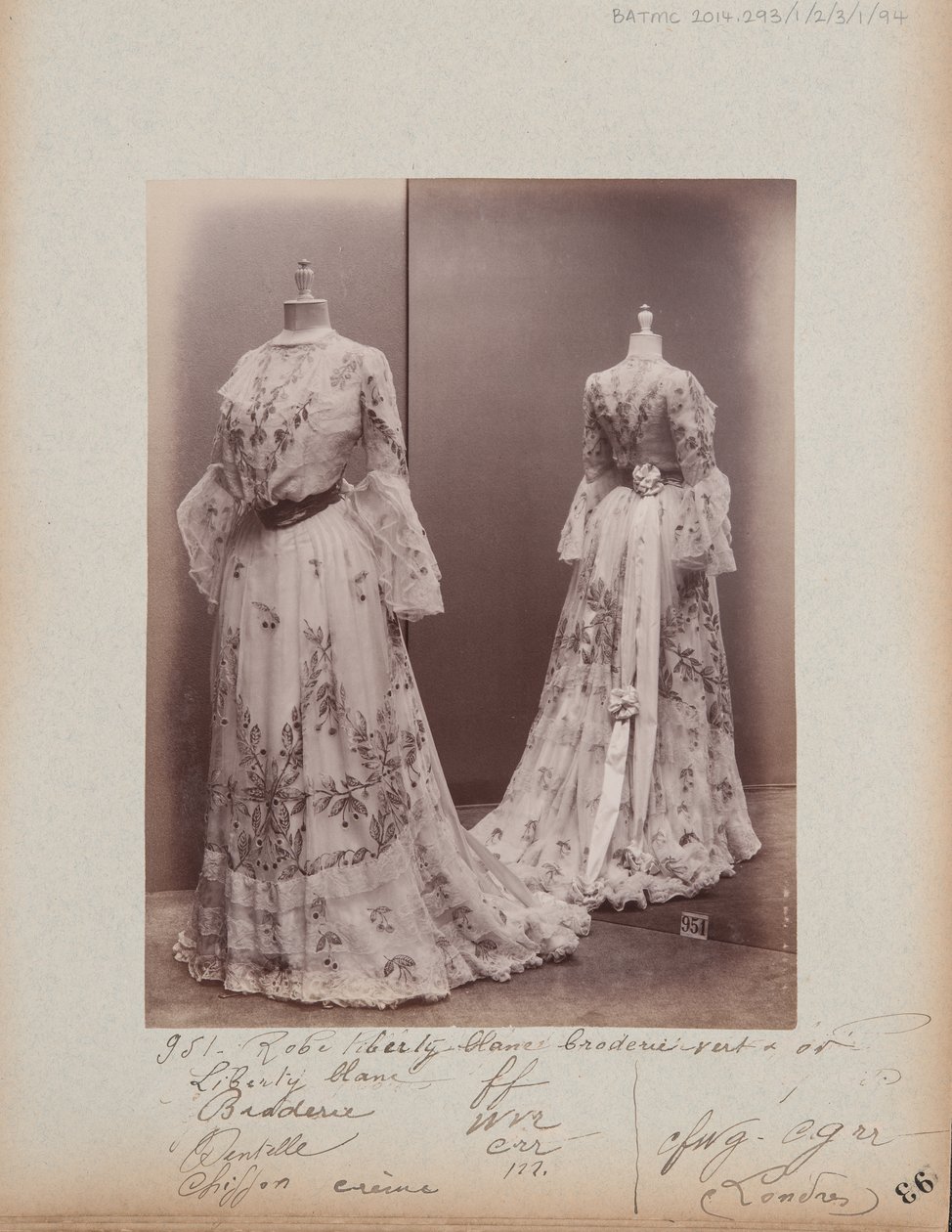 Album oldal: House of Worth, estélyi ruha alkotó: Photographer French
