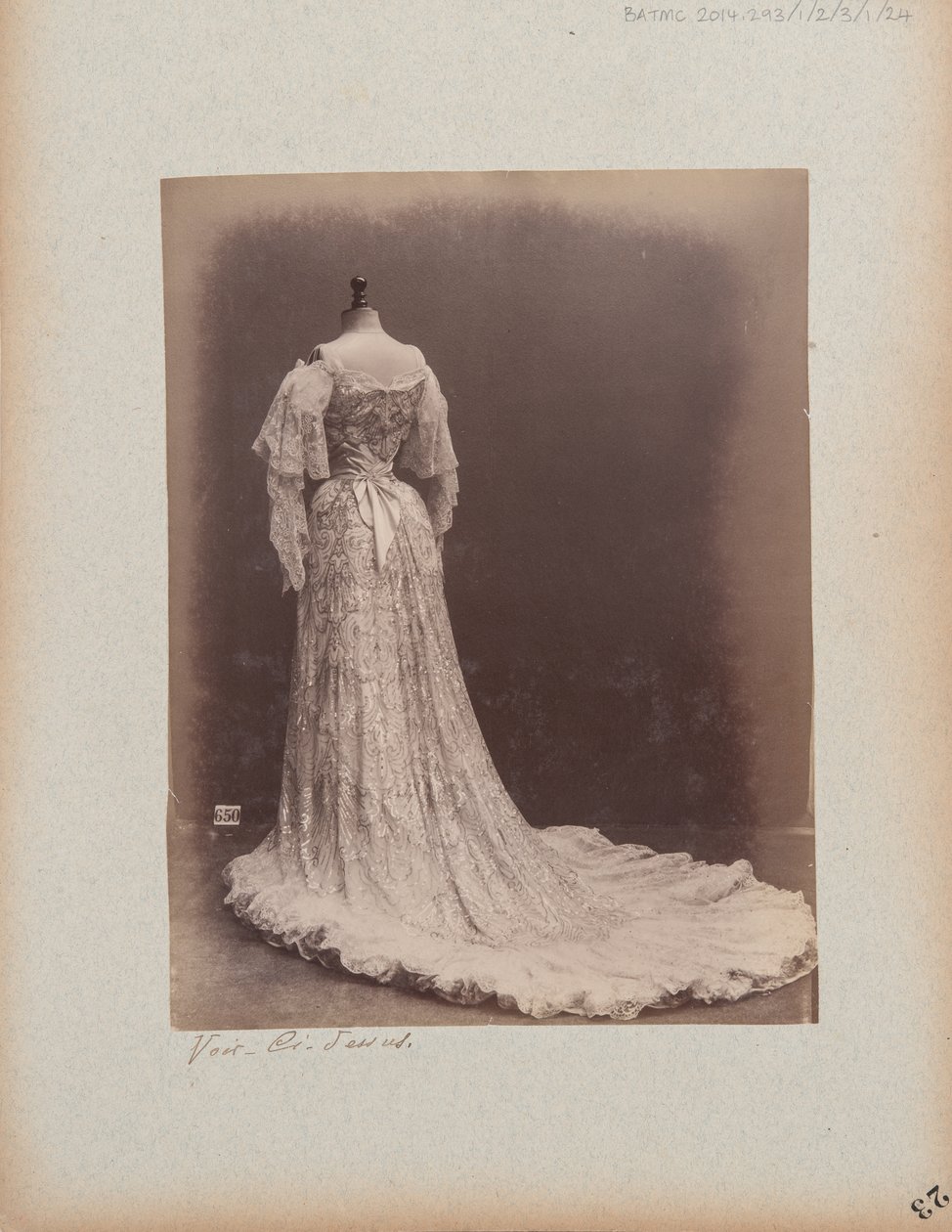 Album oldal: House of Worth, estélyi ruha alkotó: Photographer French
