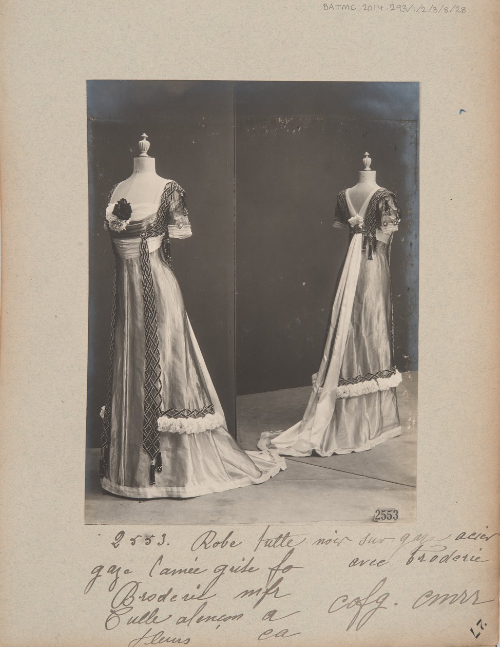Album oldal: House of Worth, estélyi ruha alkotó: Photographer French