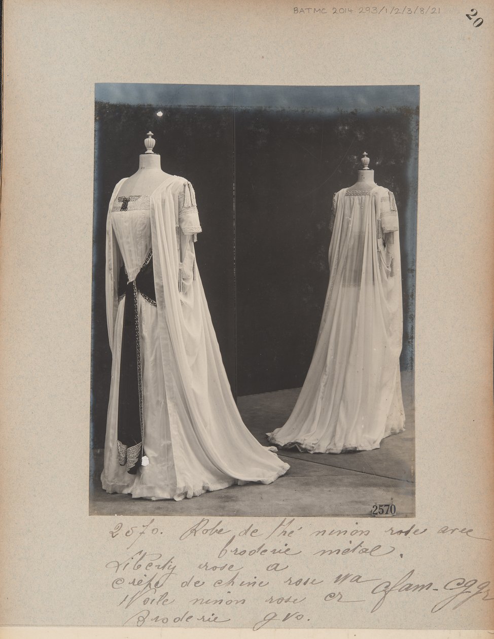 Album oldal: House of Worth, Tea Gown alkotó: Photographer French