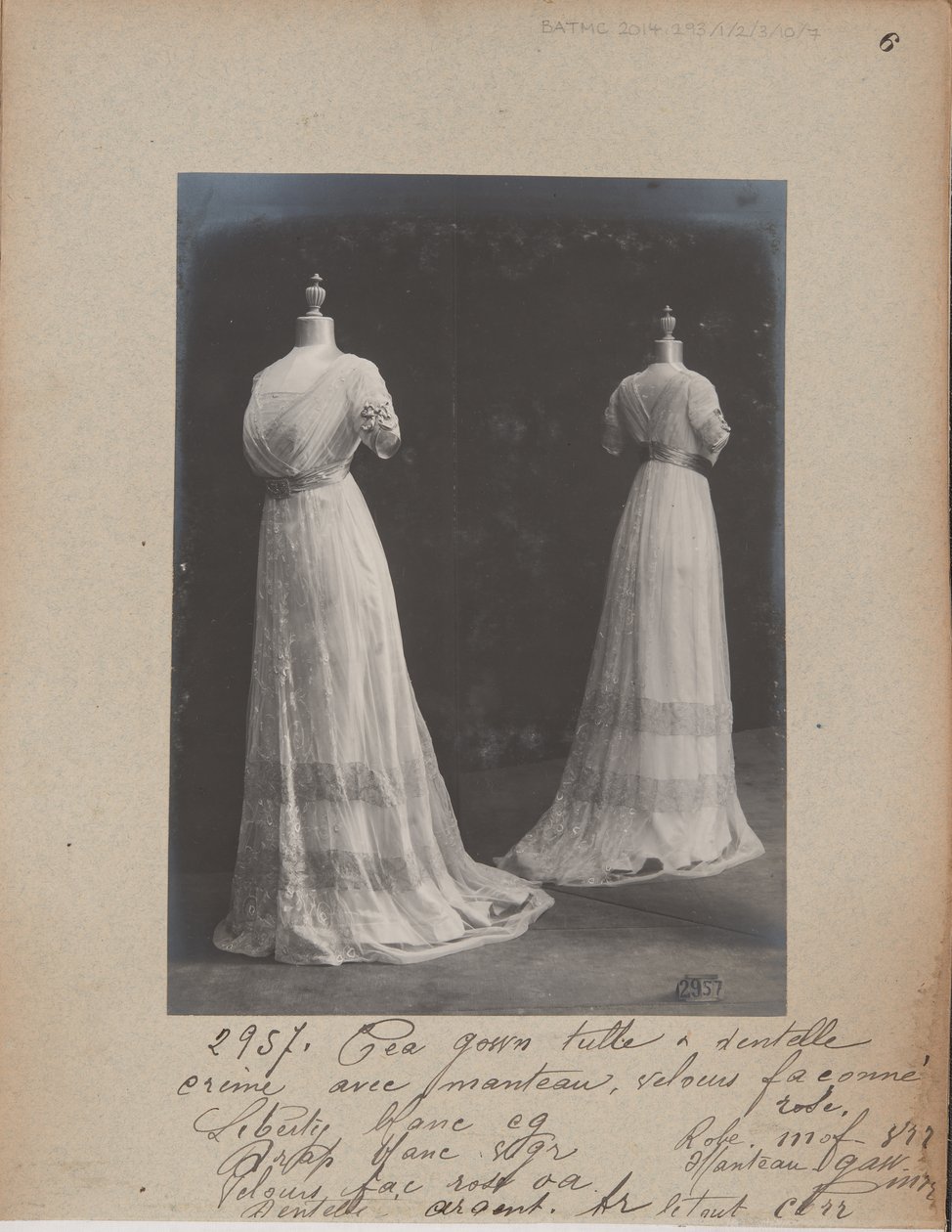 Album oldal: House of Worth, Tea Gown alkotó: Photographer French