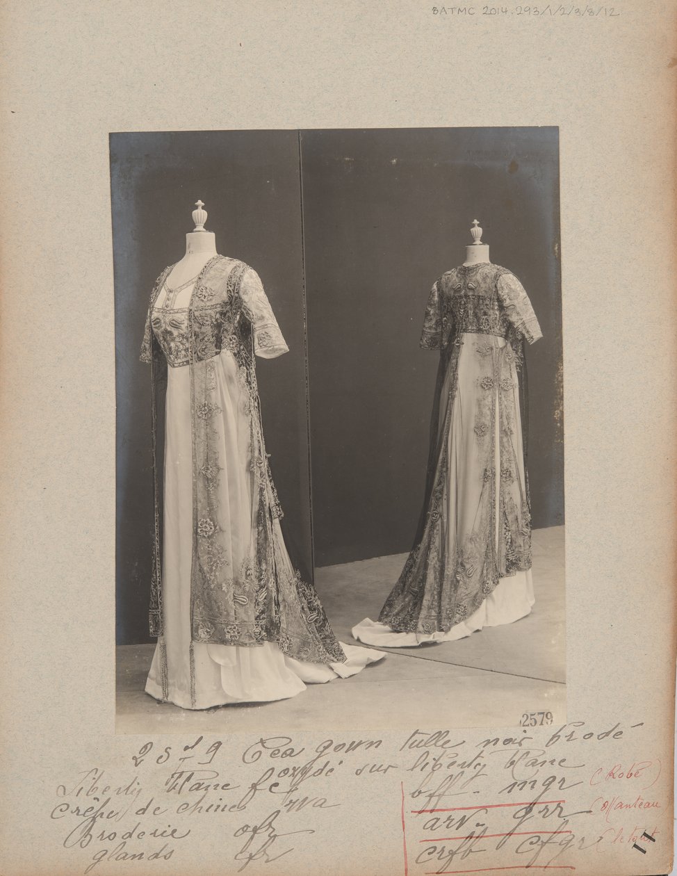 Album oldal: House of Worth, Tea Gown alkotó: Photographer French