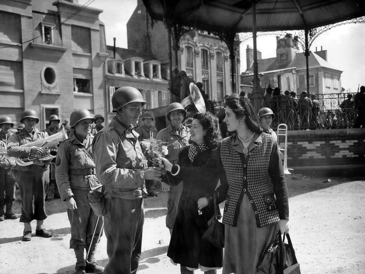 Amerikai katonák csevegnek fiatal francia nőkkel, Cherbourg, június 29 alkotó: Photographer French