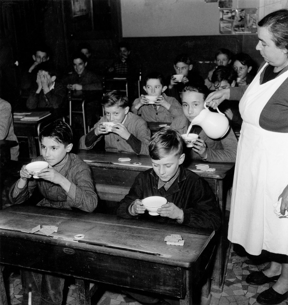 Ingyenes tej a francia iskolákban, 1954. december 8. (f/w fotó) alkotó: Photographer French
