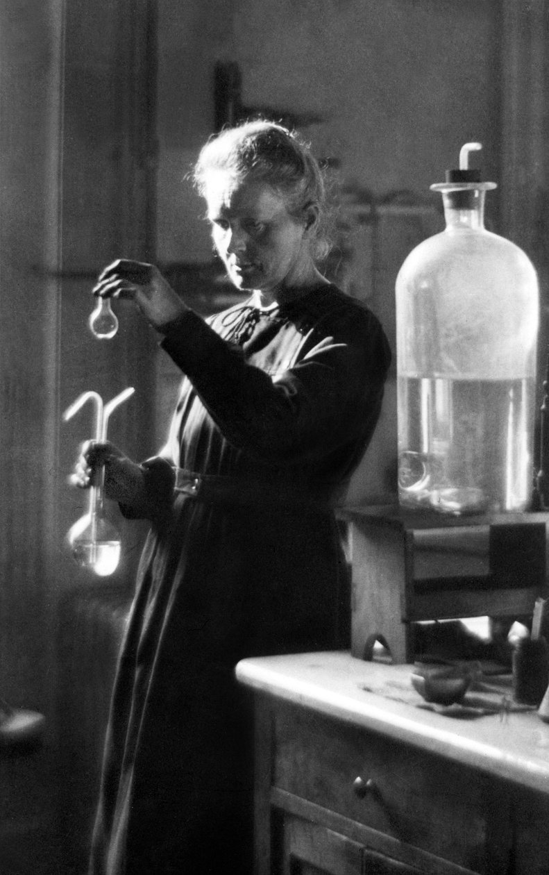 Marie Curie a laboratóriumában 1925-ben (fekete-fehér fotó) alkotó: Photographer French