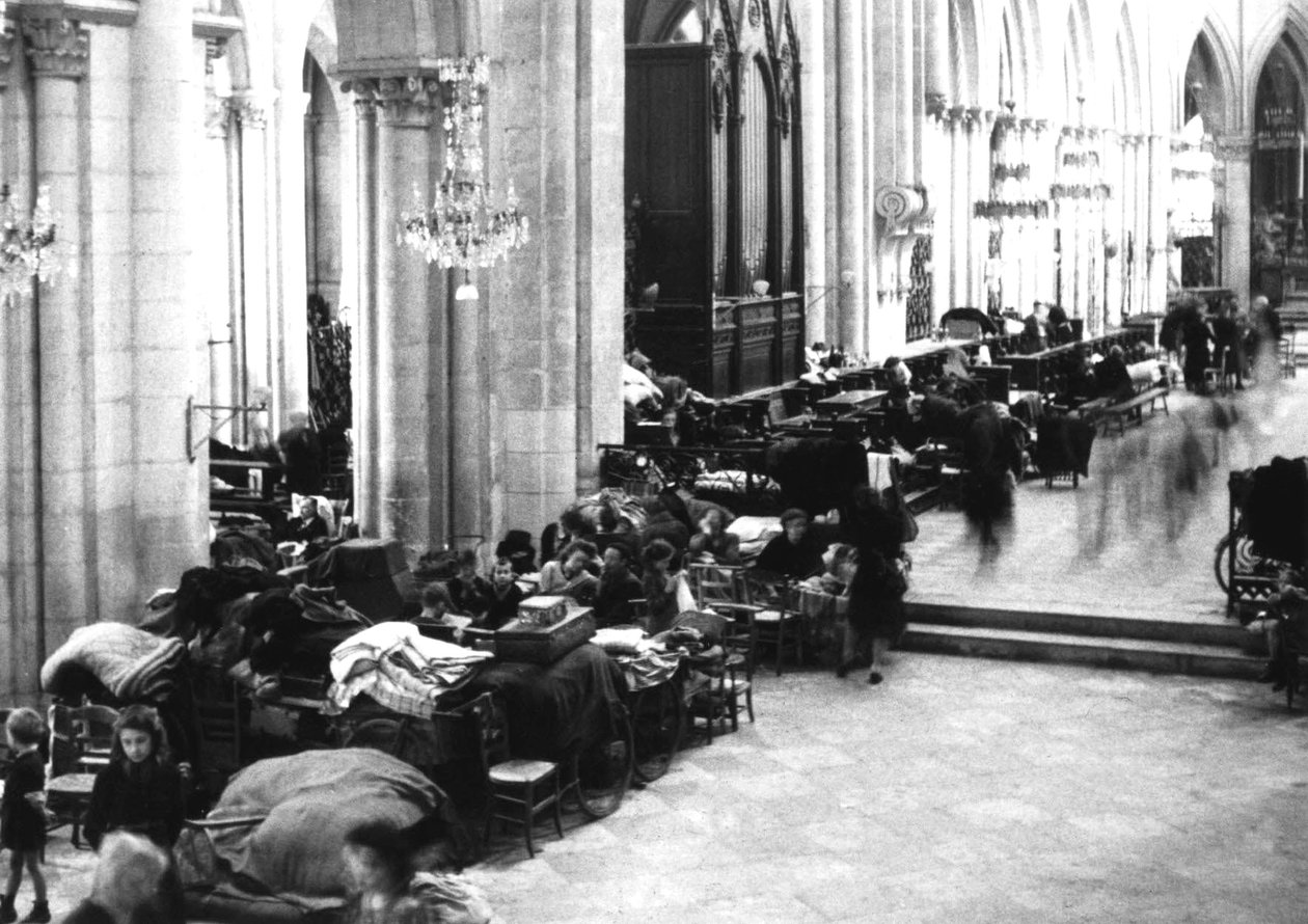 A caeni katedrálisban menedéket kereső emberek, 1944. július (f/w fotó) alkotó: Photographer French