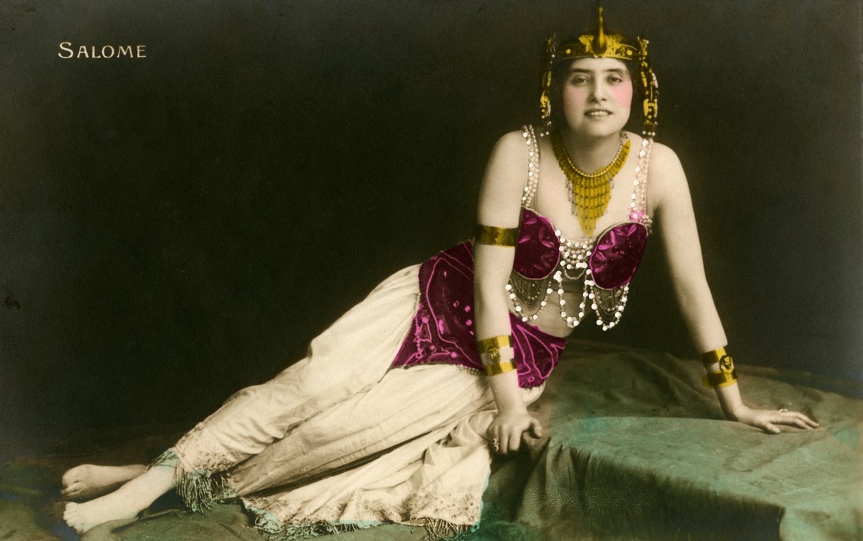 Salome csábítóan pózolt leleplező jelmezben alkotó: Photographer French