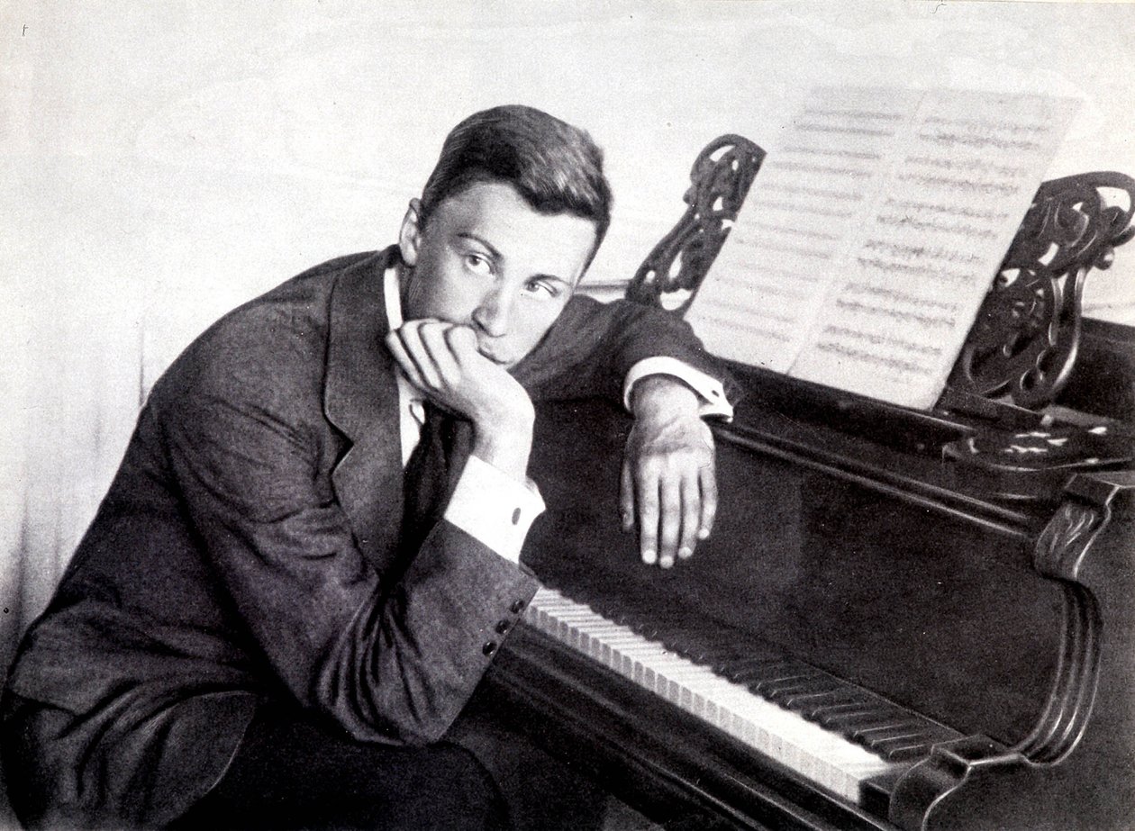 Szergej Prokofjev és zongorája alkotó: Photographer French