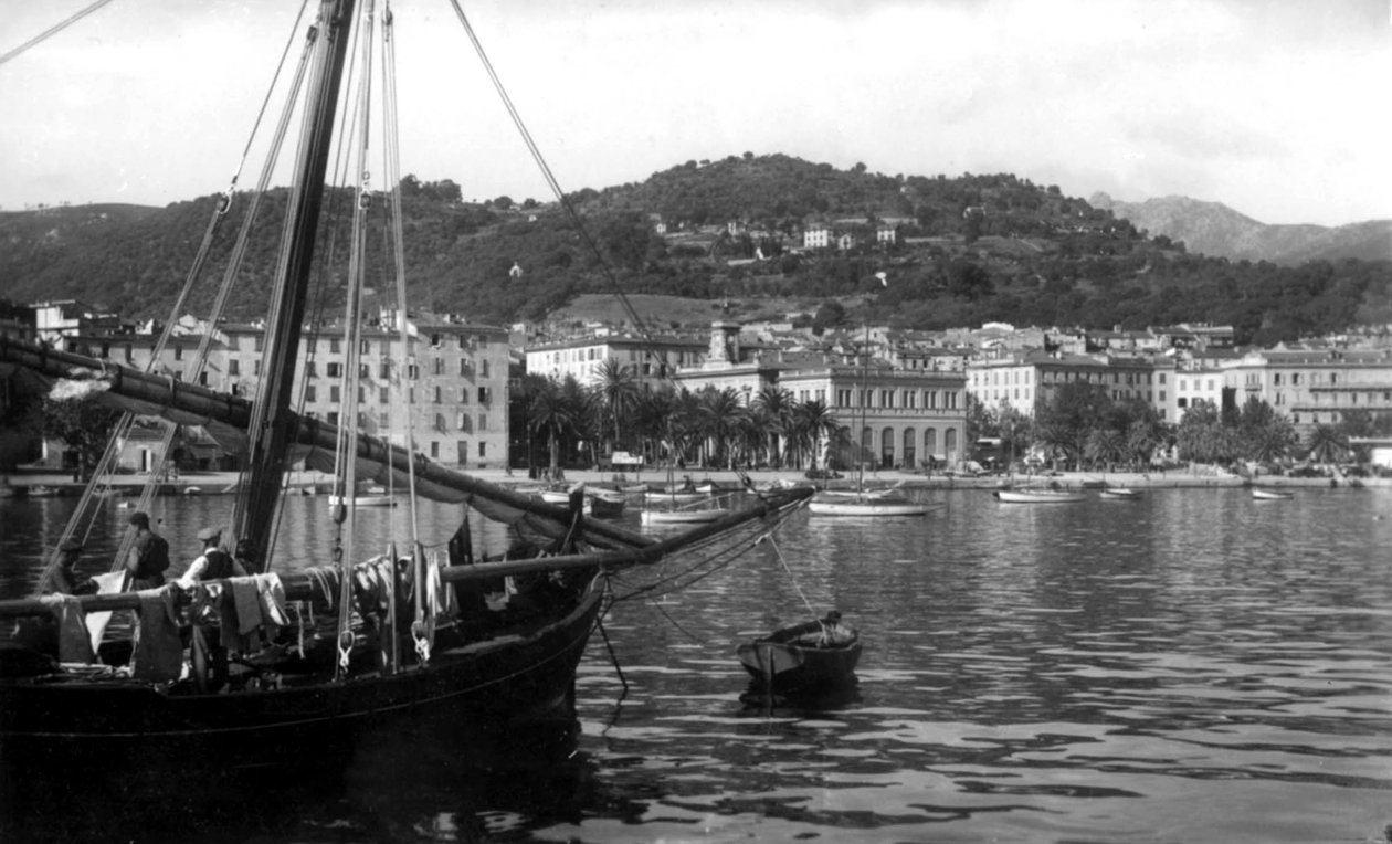 Kilátás az Ajaccio kikötőre, Korzika, 1930 körül (f/w fotó) alkotó: Photographer French