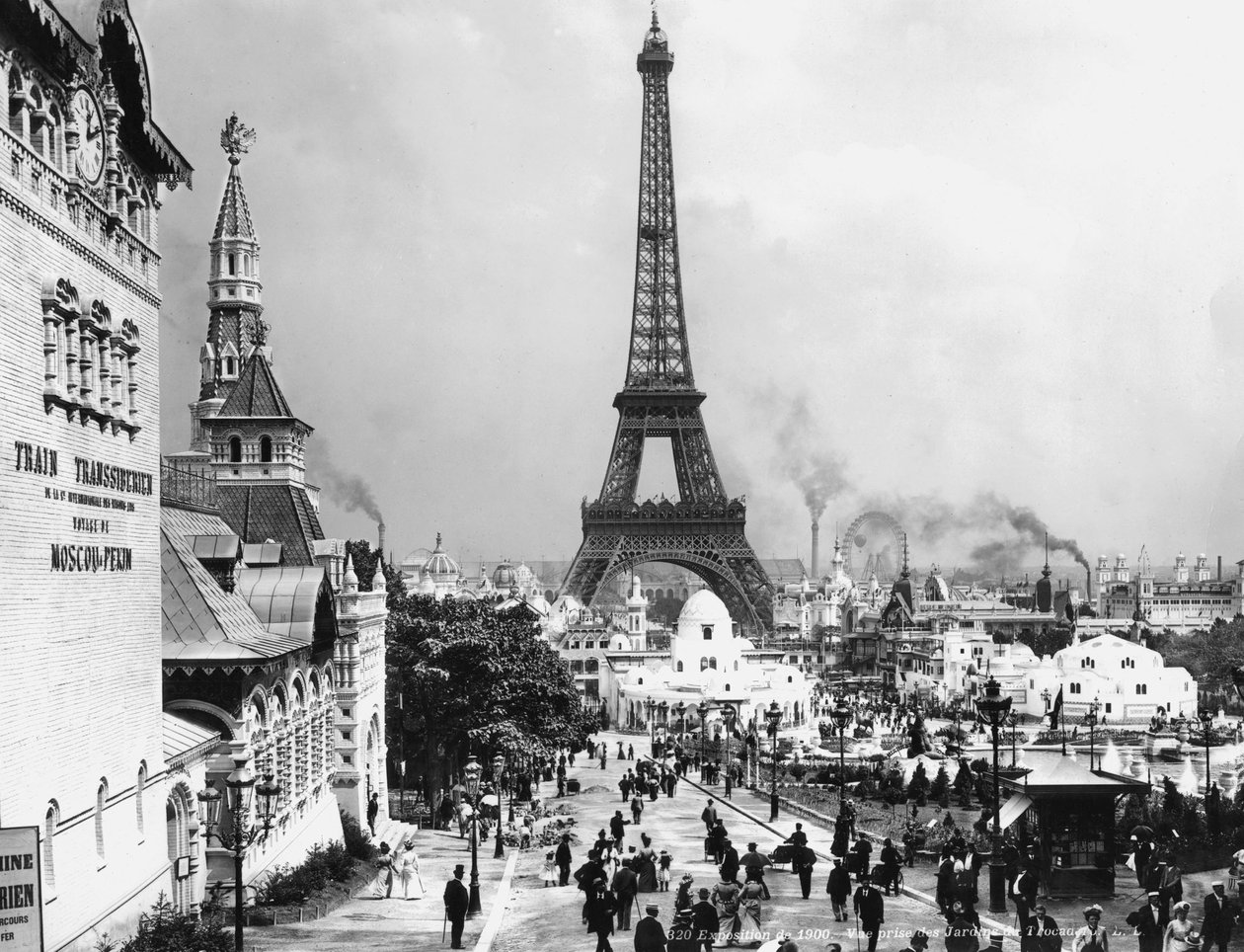 Kilátás a Trocadero kertekre és az Eiffel-toronyra, Párizsi Világkiállításon alkotó: Photographer French