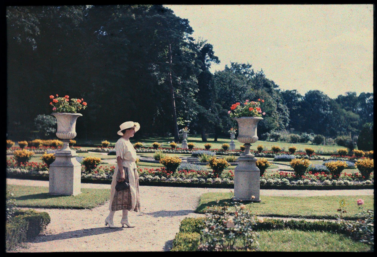 Nő sétál a Bagatelle kertjében, Párizs, 1920 körül (fotó) alkotó: Photographer French