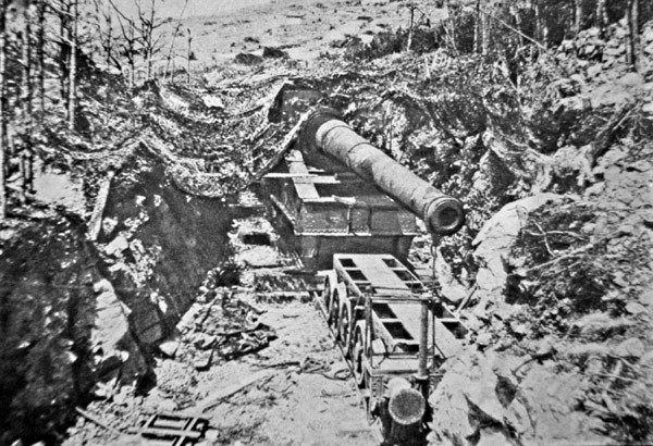 Big Bertha, egyike annak a több óriási német lövegnek, amelyeket az első világháború alatt a vasúti pályára szereltek alkotó: Photographer German