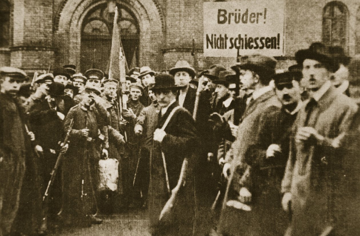 „Testvérek, ne lőj!”, tüntetés Berlinben, 1918. november (szépia fotó) alkotó: Photographer German