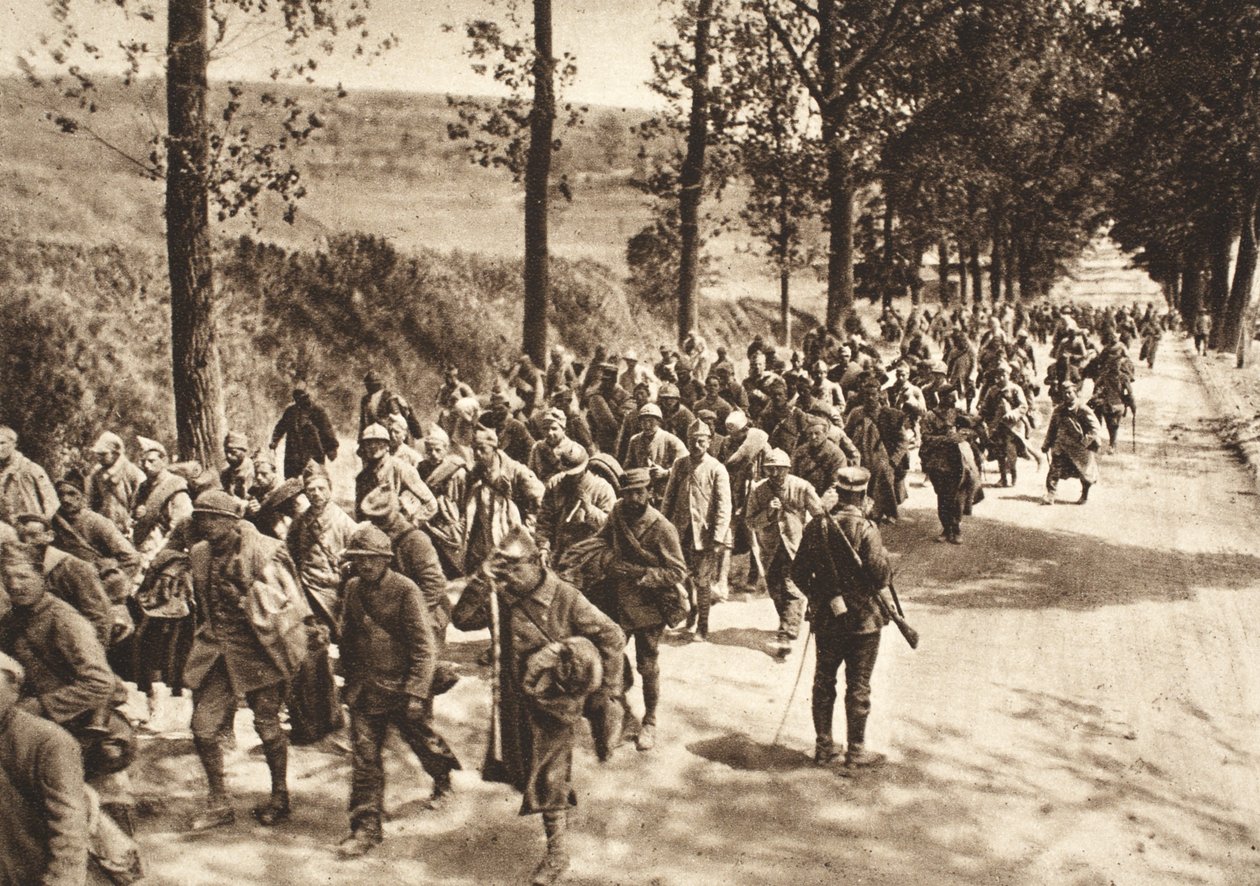 Francia foglyok a Soissons és Fismes közötti úton az aisne-i csata idején alkotó: Photographer German