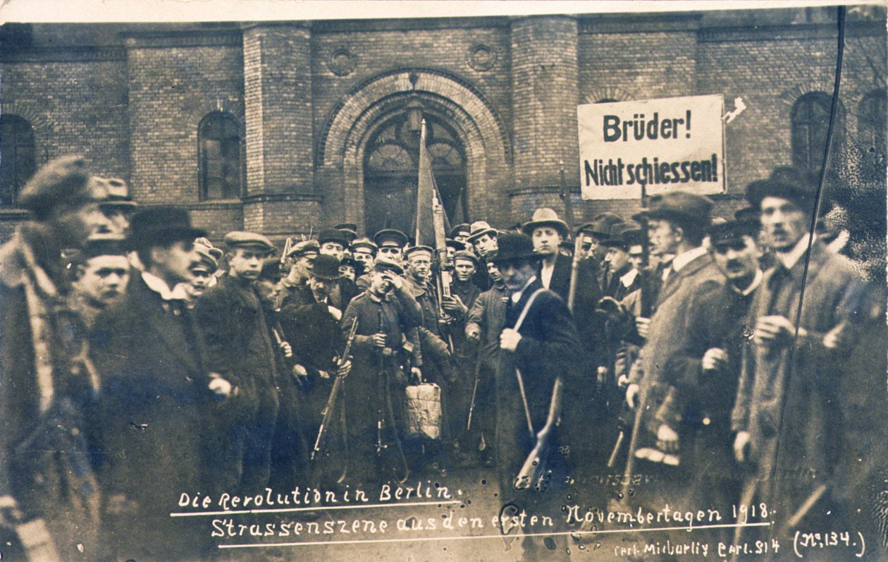 Német civilek és katonák Berlinben, 1918. november (f/w fotó) alkotó: Photographer German