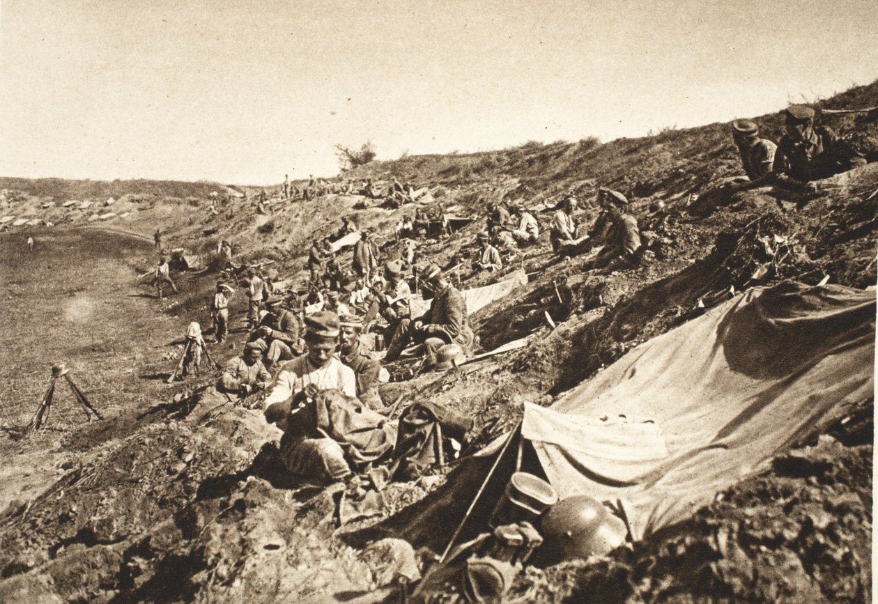 Német gyalogzászlóalj tartalék állásban, előrenyomulás közben Focsanitól északra, 1917. augusztus (f/w fotó) alkotó: Photographer German