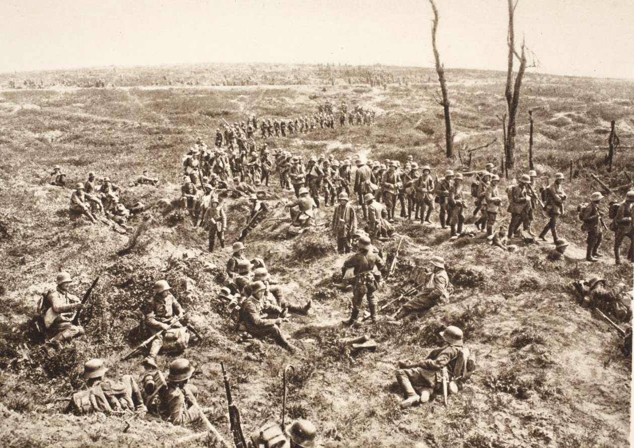 A német gyalogság átkel a Chemin des Dames felett, hogy kövesse a visszavonuló ellenséget, 1918. május 27. (f/w fotó) alkotó: Photographer German