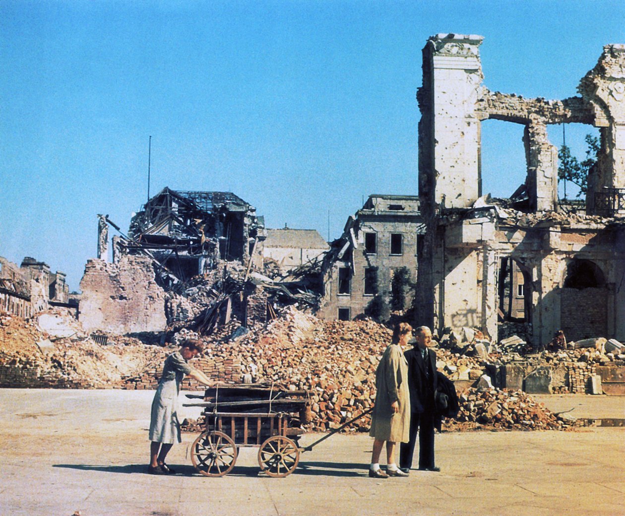 Menekültek Berlinben, 1945. június (fotó) alkotó: Photographer German