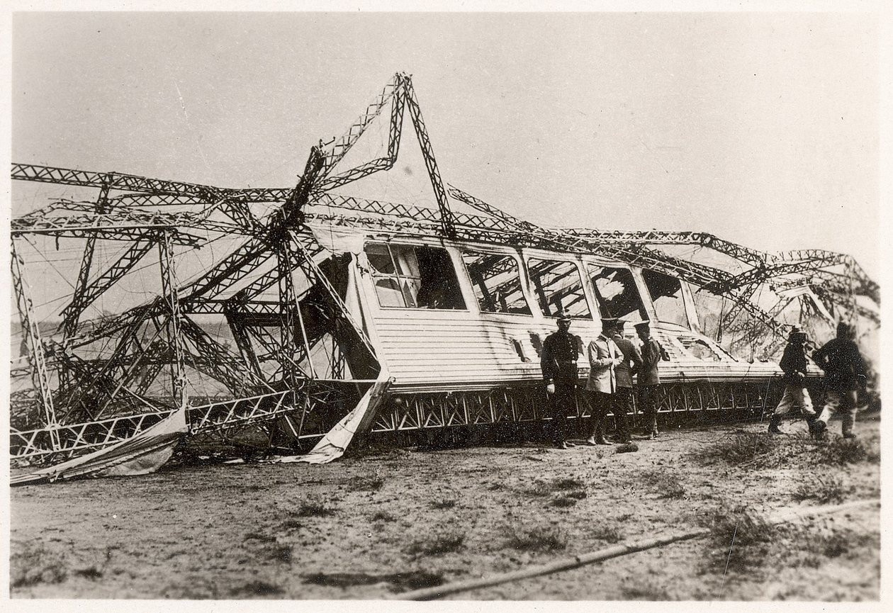 A Zeppelin LZ10 "Schwaben" romjai 1912. június 28-i megsemmisülése után (f/w fotó) alkotó: Photographer German