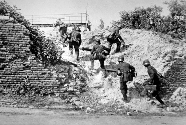 világháborús német géppuska-szakasz előrenyomul az aisne-i csata során alkotó: Photographer German