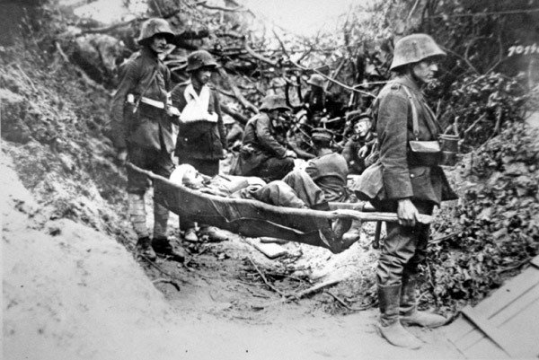 világháborús német katonák rögtönzött hordágyon egy sebesült elvtársat cipelve, Soissons közelében, 1918. június (f/w fotó) alkotó: Photographer German