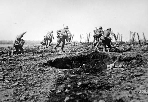 világháborús német rohamosztagosok törnek előre Sedannál gránátzsákokkal a nyakukban, nyugati front alkotó: Photographer German